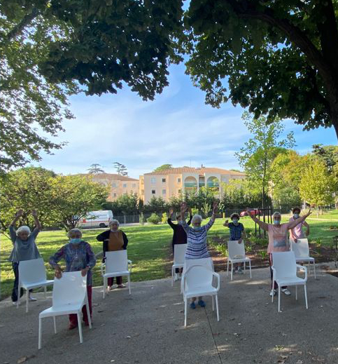 Séance de gym avec les résidents Occitalia de l'Orangerie du Château Levât