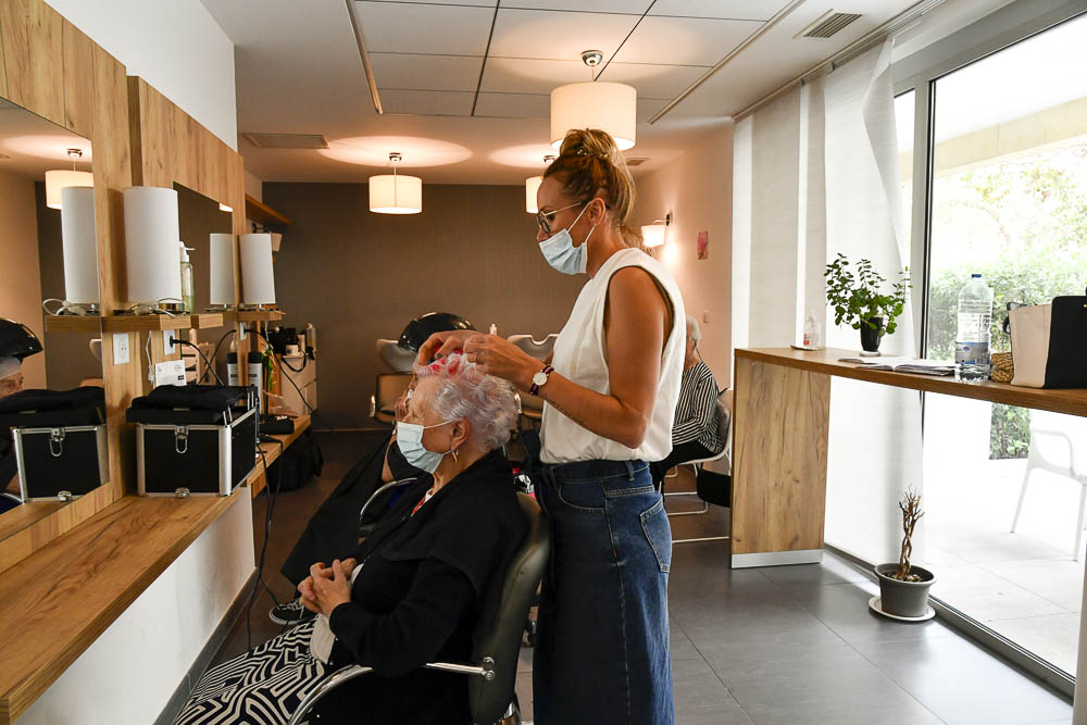 Coiffeuse qui se déplace dans les résidences services seniors pour le plus grand plaisir des résidents