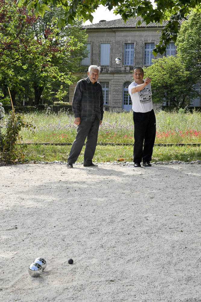 Partie de pétanque en Résidence Services Seniors Occitalia l'Orangerie du Château Levât