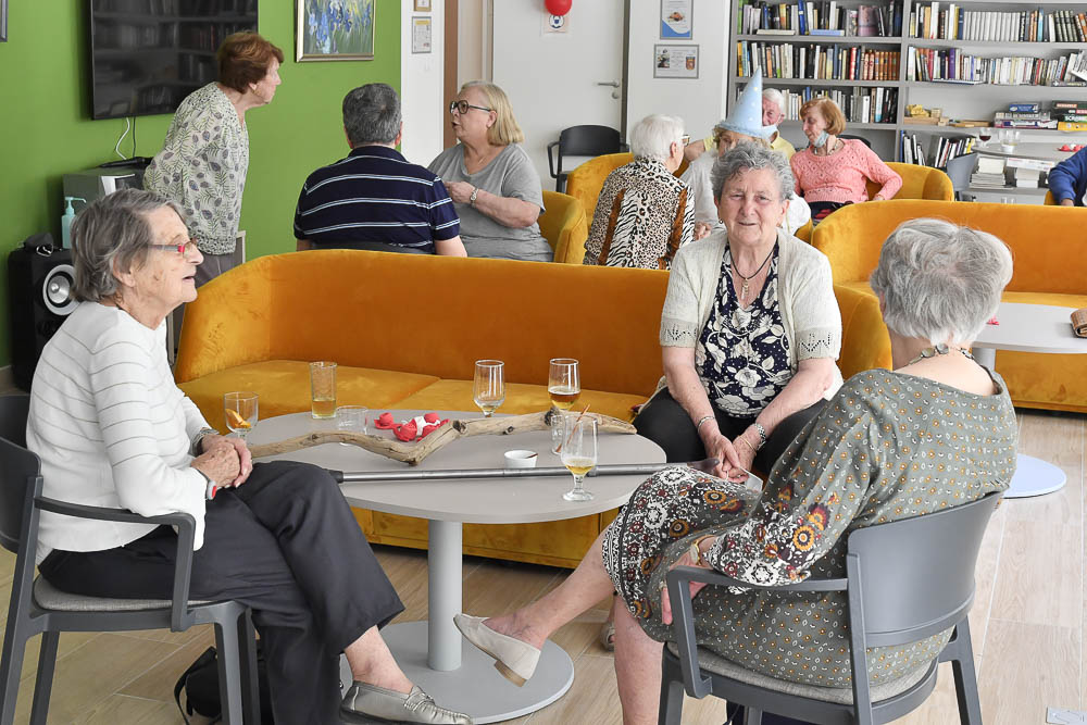 Moment convivial et d'échanges entre seniors en Résidences Services Seniors Occitalia à Castelnau-le-Lez l'Apogée