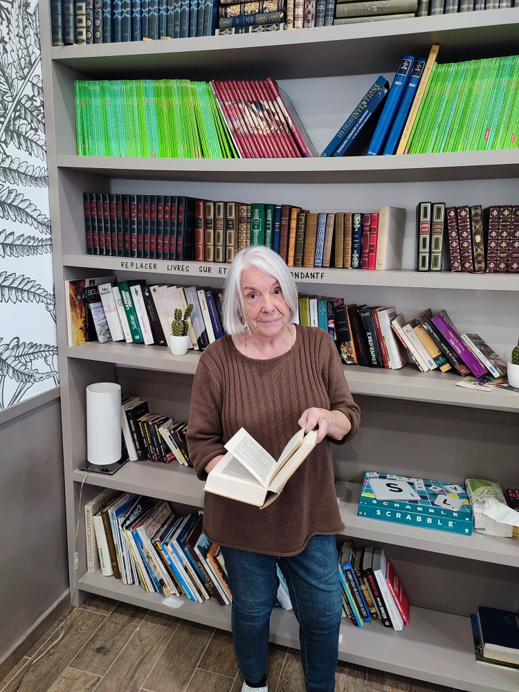 Prosperidad devant la bibliothèque de l'Orangerie à Montpellier, Résidence Services Seniors Occitalia