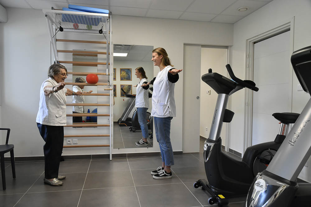Séance de kiné en résidences services seniors occitalia Uzès