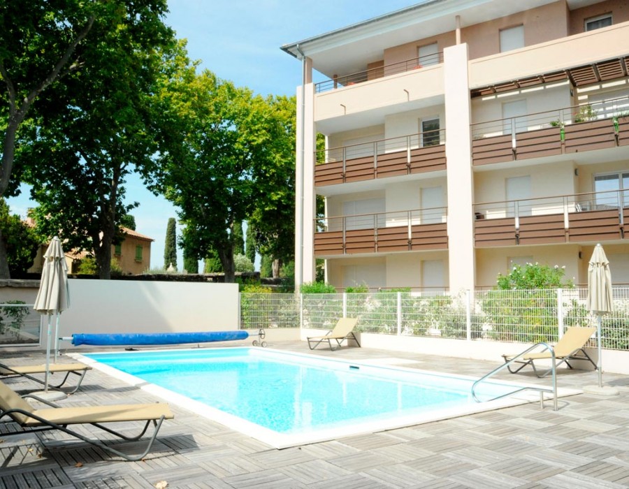 Le Domaine d'Ucetia piscine seniors