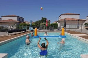 Partie de volley aquatique pour les résidents du Domaine de Maleska à Poussan