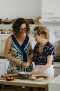 Echange mère fille sur l'installation en résidence seniors