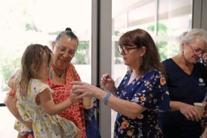 La famille et les amis sont les bienvenus en résidence services seniors